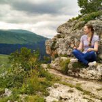 медитация девушка горы