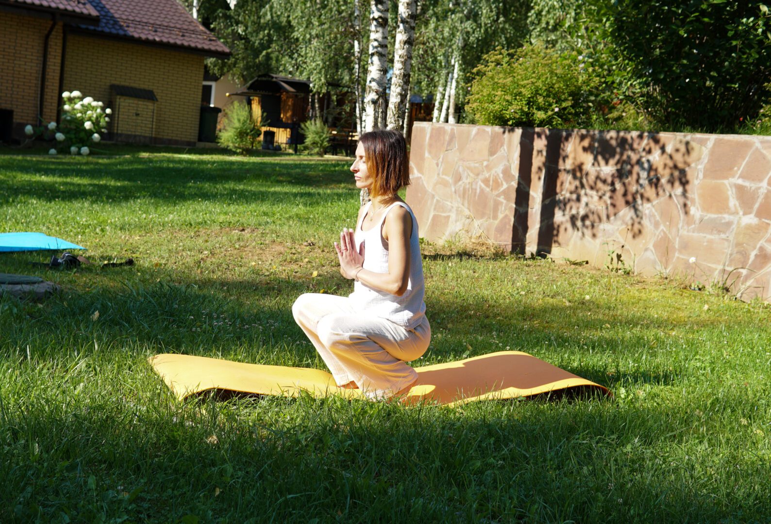 Девушка медитирует